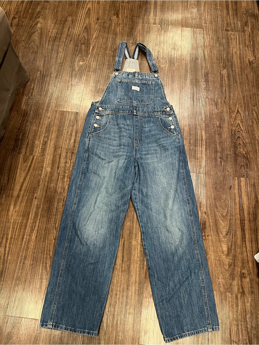 Women’s size M Levi's Blue Denim Relaxed overalls